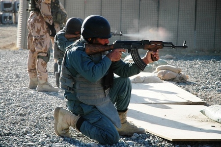 Střelby afghánských policistů ze samopalu AK-47 (Kalašnikov).