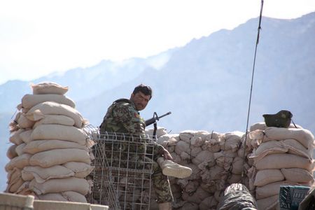 Afghánský voják na hlídce kontrolního stanoviště Chinarey.