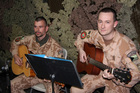 Koncert na základně Shank - kytarové duo 