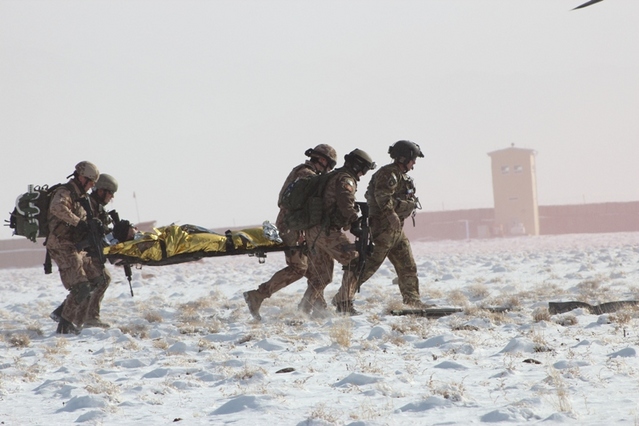 Výcvik s vrtulníkem Medevac - vojáci odnášejí „zraněného“ do vrtulníku Black Hawk.