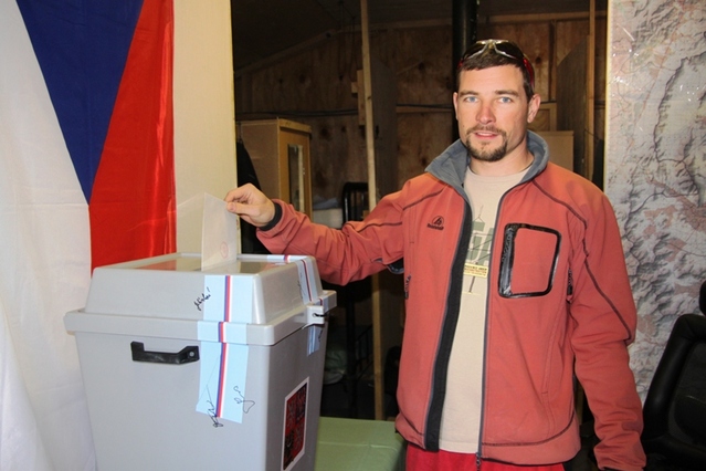 Stavební inženýr civilní části Provinčního rekonstrukčního týmu Lógar Jan Pivec vhazuje hlasovací lístek do urny.