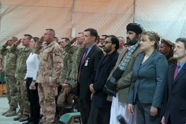 Hosté slavnostního ceremoniálu u příležitosti ukončení činnosti Provinčního rekonstrukčního týmu Lógar.