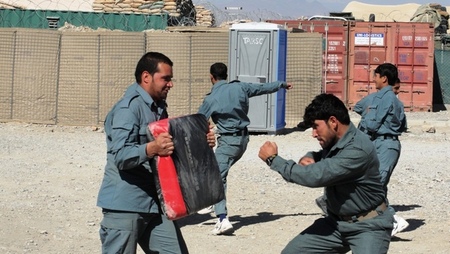 Afghánští vojáci cvičí sebeobranu.