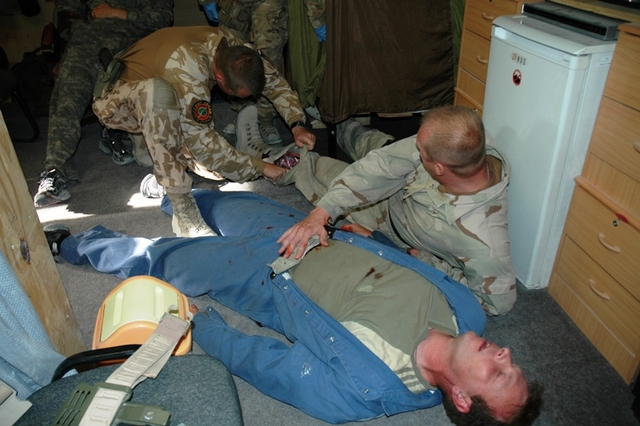 Nácvik MASCAL - voják s výcvikem CLS (Combat Life Saver) provádí prvotní ohledání „raněných“.