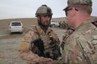 Podplukovník Getz blahopřeje desátníku Jaroslavu B.  k získání střelecké třídnosti US Army