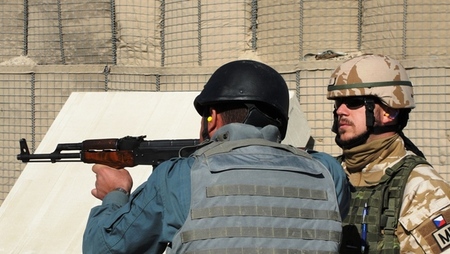 Český instruktor dohlíží na střelbu afghánského policisty ze samopalu AK-47 (Kalašnikov).