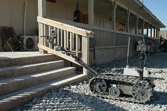 Pyrotechnický robot Talon vyjíždí po schodech na základně Shank v afghánské provincii Lógar

