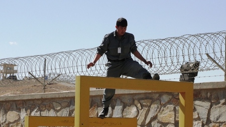 Afghánští policisté cvičí také na překážkové dráze.