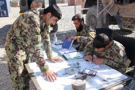 Středisko řízení palby afghánské dělostřelecké baterie.