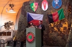 „Český Provinční rekonstrukční tým Lógar nastavil standard pro mezinárodní společenství jak projektovat a realizovat rekonstrukční a rozvojové projekty,“ řekl ve svém projevu David Gallalee - civilní představitel amerického úkolového uskupení Bayonet.