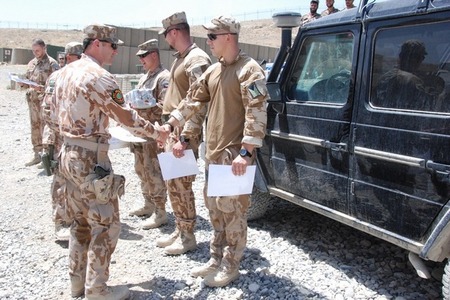 Velitel 5. kontingentu plk. gšt. Rudolf Honzák gratuluje medailistům