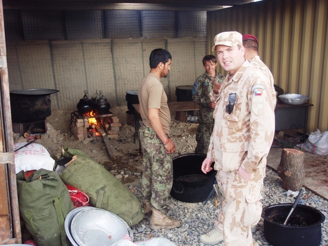 Afghánští vojáci v současnosti vaří v provizorních podmínkách. Aktuální stav prověřuje náčelník skupiny civilně-vojenské spolupráce (CIMIC) českého provinčního rekonstrukčního týmu nadporučík Josef D.