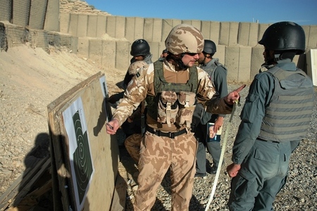 Český instruktor vyhodnocuje afghánskému policistovi střelbu ze samopalu AK-47 (Kalašnikov).