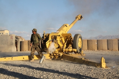 Po výstřelu ze 122 mm děla D 30 právě vylétla nábojnice.