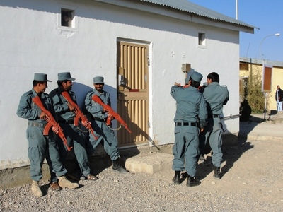 Vstup do budovy, afghánští policisté používají cvičné zbraně.