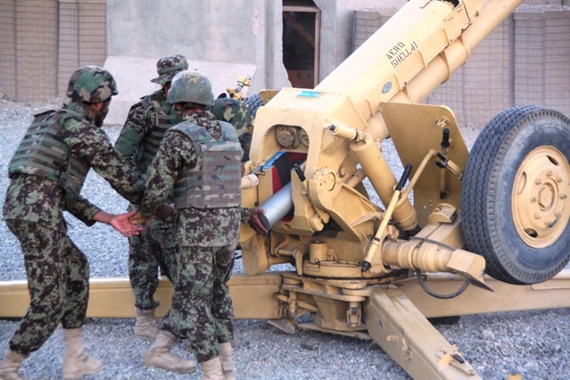 Nabíjení děla se provádí ručně. Afghánští dělostřelci zasouvaní nábojku do 122 mm děla D 30.