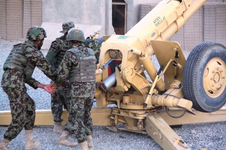Nabíjení děla se provádí ručně. Afghánští dělostřelci zasouvaní nábojku do 122 mm děla D 30.