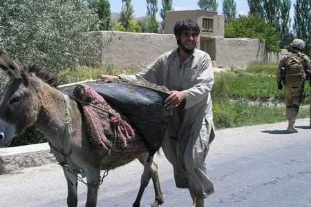 Typický dopravní prostředek na afghánských cestách