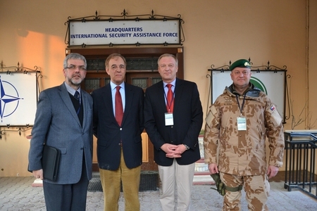 Pořadí zleva - 1. náměstek MZV Schneider, civilní představitel NATO v Afghánistánu Jochemsem,  1. náměstek MO Picek, a 1. ZNGŠ genmjr. Žižka před budovou velitelství ISAF