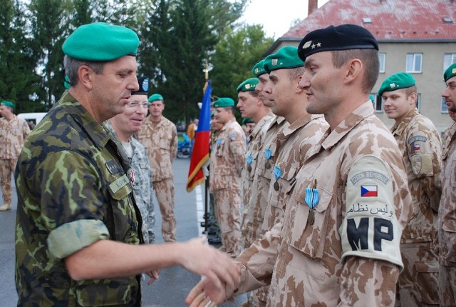 Velitel 7. mechanizované brigády plk. gšt. Ivo Střecha blahopřeje k udělení medaile