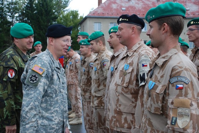 Americký přidělenec obrany v ČR plukovník Charles Wilson také blahopřál vojákům k udělení medaile