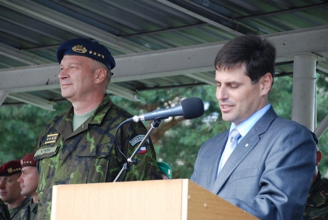 Náměstek ministra obrany pro personalistiku Michael Hrbata při projevu 