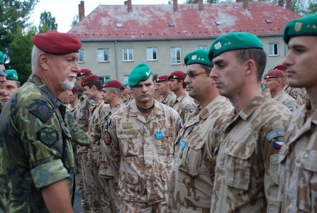 Generálmajor Hynek Blaško, velitel společných sil, dekoruje příslušníky 5. kontingentu AČR PRT Lógar