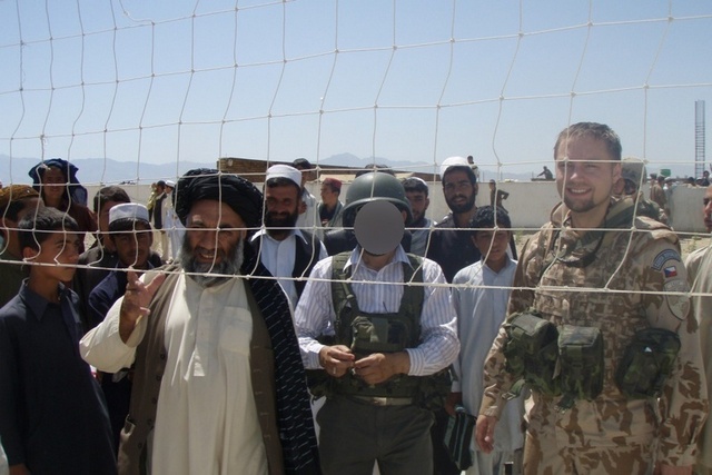 Zástupce provinčního ministra školství si prohlíží nově vybavené školní hřiště 