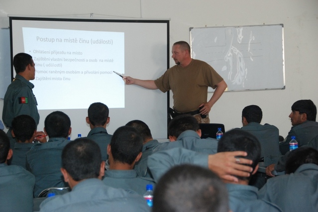 Instruktor zasvěcuje afghánské studenty do policejní práce 