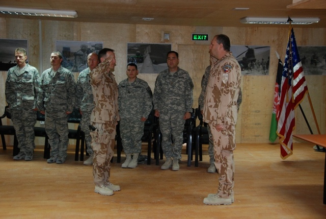 Velitel 5. kontingentu plk. gšt. Rudolf Honzák přijímá hlášení  