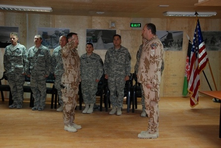 Velitel 5. kontingentu plk. gšt. Rudolf Honzák přijímá hlášení  