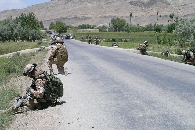 Vojáci pečlivě kontrolují okolí cesty 