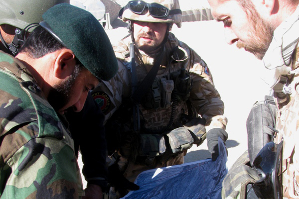 Český a afghánský velitel plánují průběh patroly
