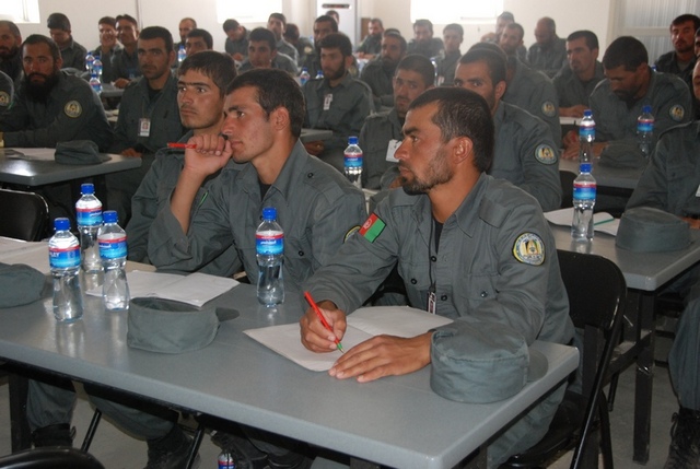Afghánští posluchači pozorně sledují výklad