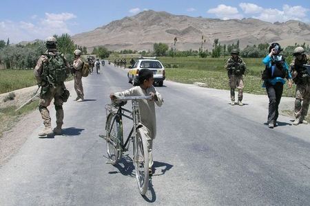 Afghánský žák na cestě do školy