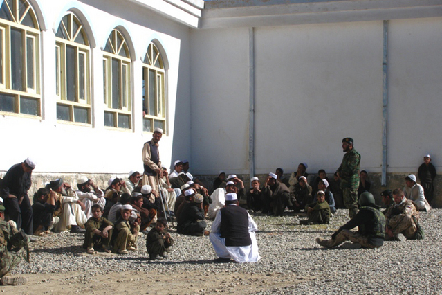 Velitel Afghánské národní armády promlouvá ke shromážděným vesničanům