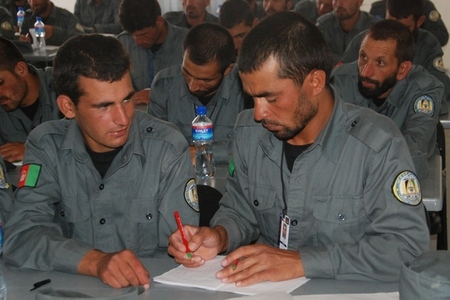 Afghánští posluchači pozorně sledují výklad 2