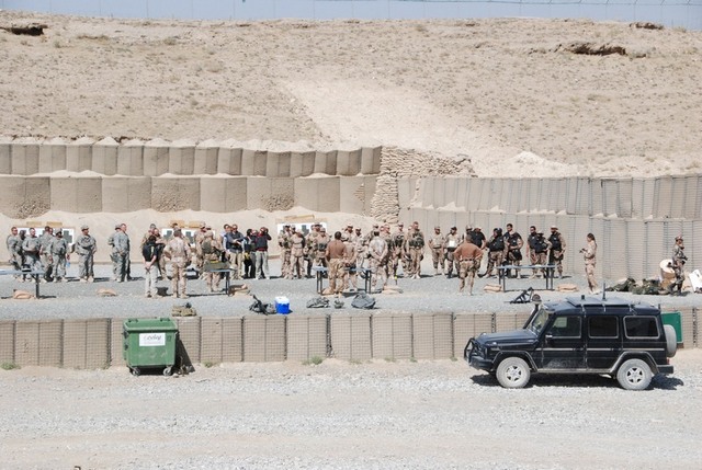 Celkový pohled na střelnici a soutěžící