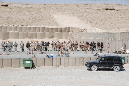 Celkový pohled na střelnici a soutěžící