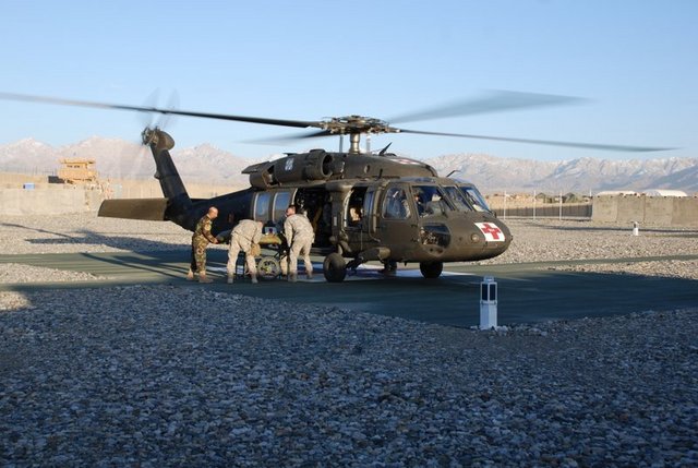 Transporty pacientů zajišťují vrtulníky Blackhawk