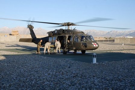 Transporty pacientů zajišťují vrtulníky Blackhawk