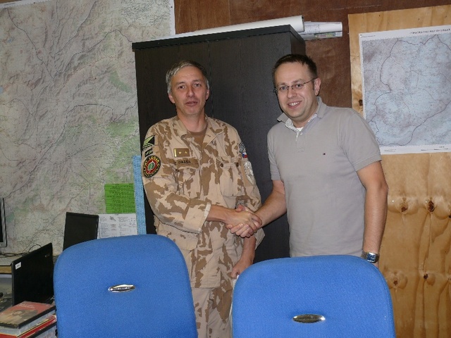 Václav Moravec a velitel 6. jednotky PRT plk. Ctirad Gazda