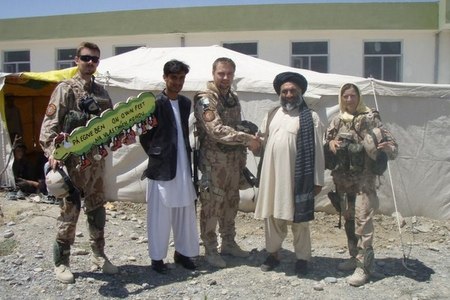 Zástupce provinčního ministra školství děkuje českým vojákům z provinčního rekonstrukčního týmu za pomoc