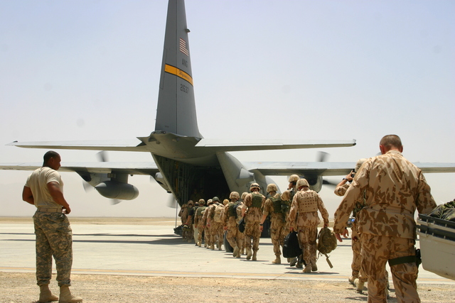 Příslušníci 5. kontingentu AČR nastupují do letedla 