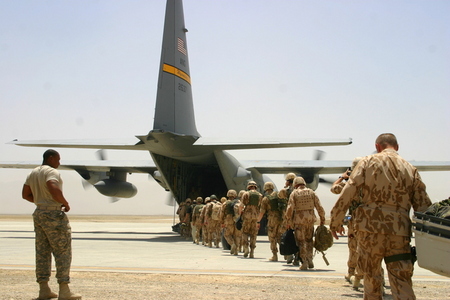 Příslušníci 5. kontingentu AČR nastupují do letedla 