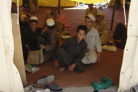 Afghánští školáci ve své nové třídě