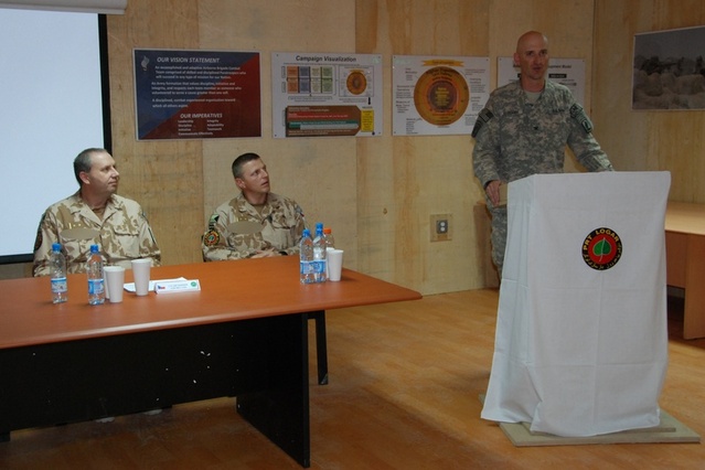 Velitel 173. výsadkové brigády plukovník James H. Johnson při projevu