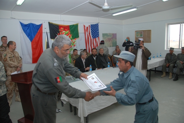  Afghánský velitel předává certifikát
