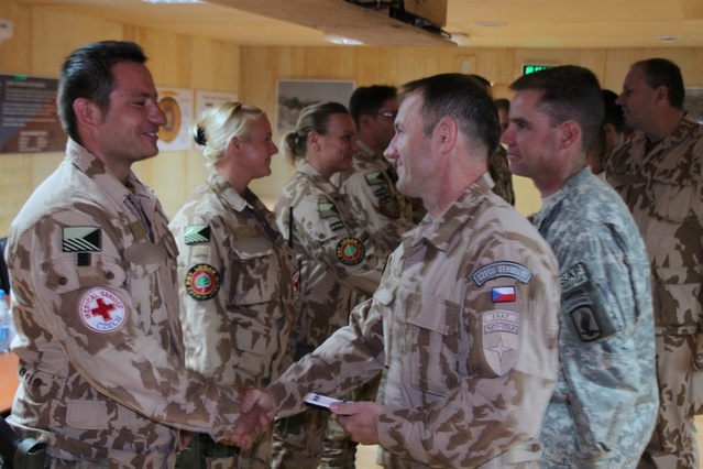 Velitel 5. kontingentu gratuluje vyznamenaným českým vojákům