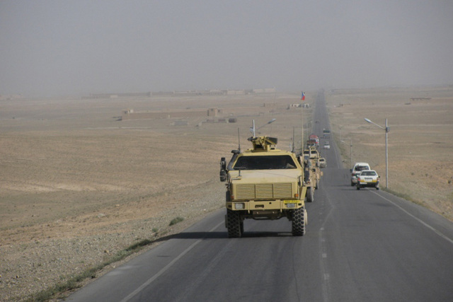 Česká kolona na afghánské silnici